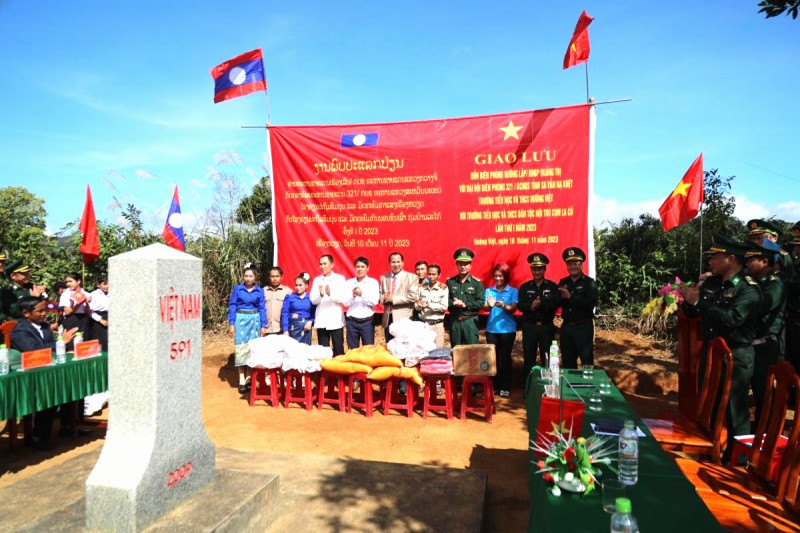 Les soldats des garde-frontières de Huong Lap remettent des cadeaux aux élèves de l’école primaire d’A Via. Photo : thoidai