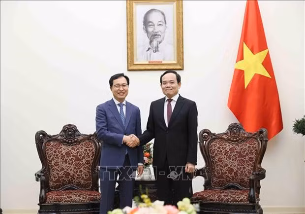 Le Vice-Premier ministre Trân Luu Quang (à droite) serre la main du directeur général de Samsung Vietnam Choi Joo Ho. Photo : VNA.