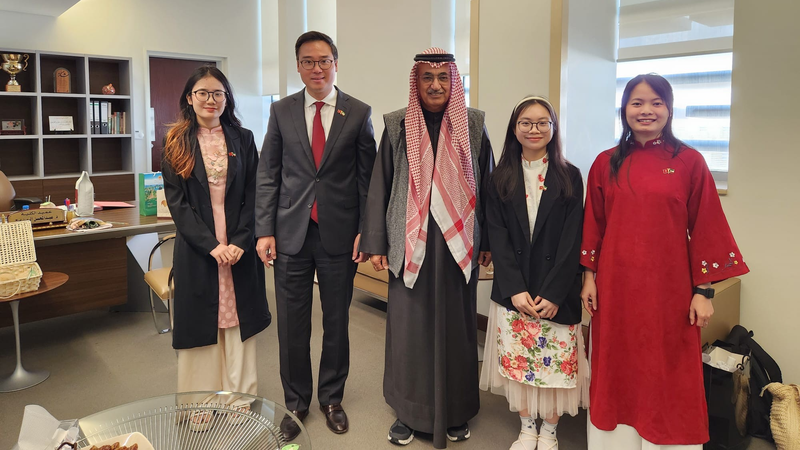 L’ambassadeur du Vietnam au Koweït, Ngo Toan Thang, le représentant de la Faculté des Arts de l’Université du Koweït et les étudiants vietnamiens apprennant la langue arabe. Photo: baoquocte