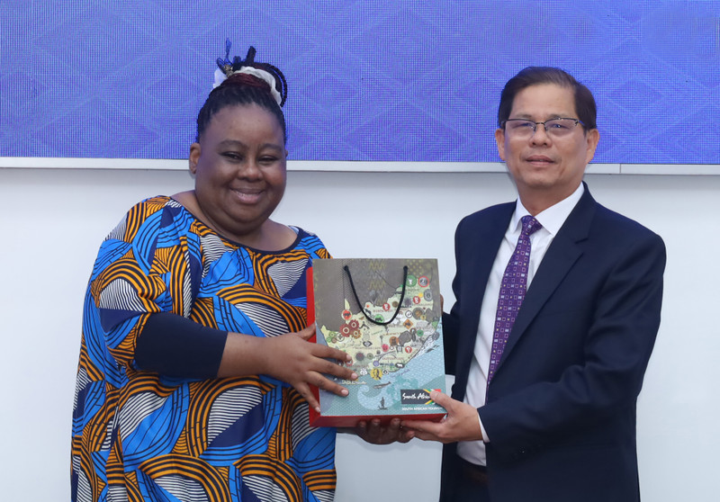 Nguyen Tan Tuan, secrétaire adjoint du Comité provincial du Parti et président du Comité populaire provincial de Khanh Hoa (à droite) et Vuyiswa Tulelo, ambassadrice de la République d'Afrique du Sud au Vietnam. Photo : baokhanhhoa.vn