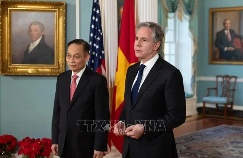 Le Hoai Trung, membre du Comité central du Parti et chef de la Commission centrale des relations extérieures du Parti (gauche) et Antony Blinken, Secrétaire d'État américain. Photo : VNA.