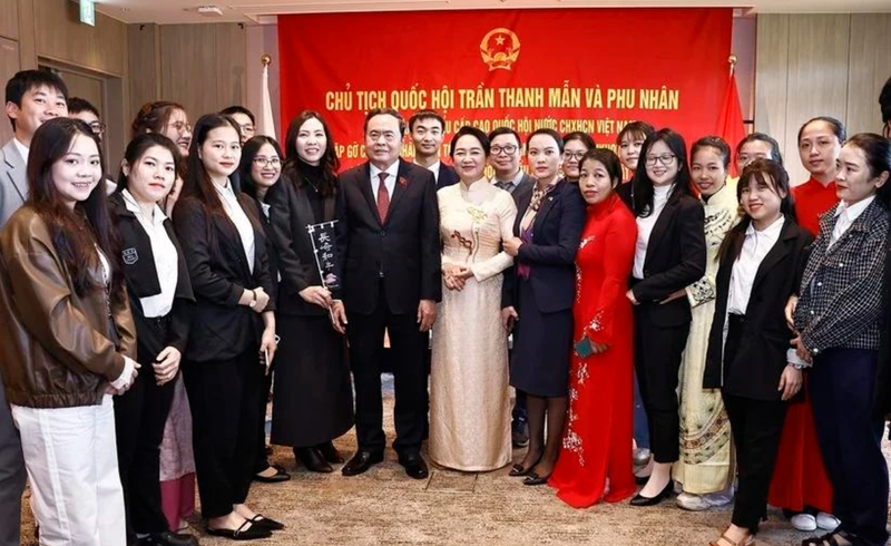 Le président de l’Assemblée nationale Trân Thanh Mân, son épouse et des représentants de la communauté vietnamienne à Kyushu, Okinawa et dans la région du centre-sud du Japon. Photo : VNA.