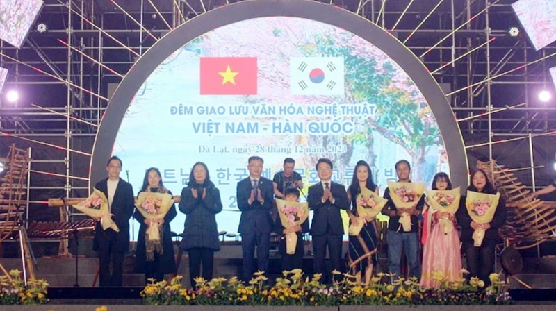 Lors de la soirée d’échanges culturels et artistiques entre les villes de Da Lat, province de Lâm Dong et de Chuncheon, République de Corée. Photo: NDEL