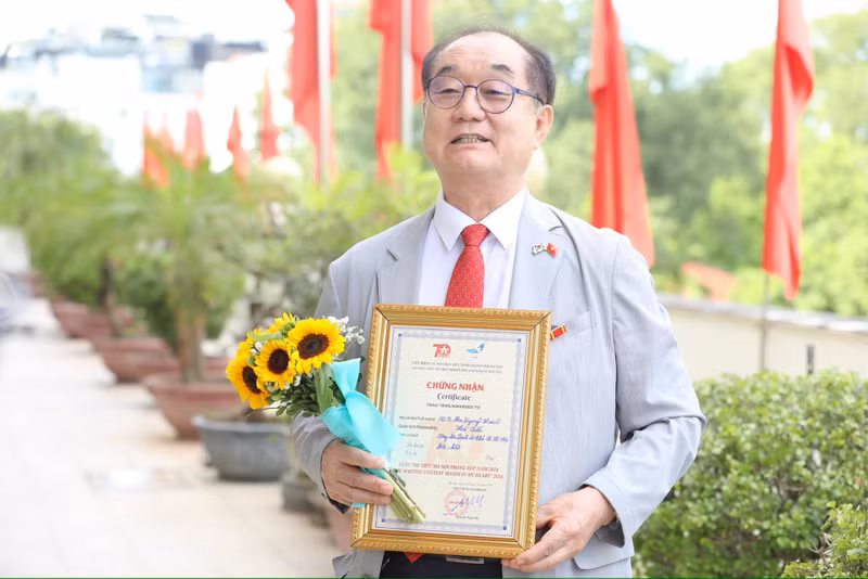 Le Grand Prix du concours « Hanoï dans mon cœur » a été décerné en octobre 2024 au professeur Ahn Kyong Hwan, citoyen d'honneur de la capitale, pour son œuvre riche en émotions intitulée « Hanoi est mon étoile d'or ». Photo: HAUFO