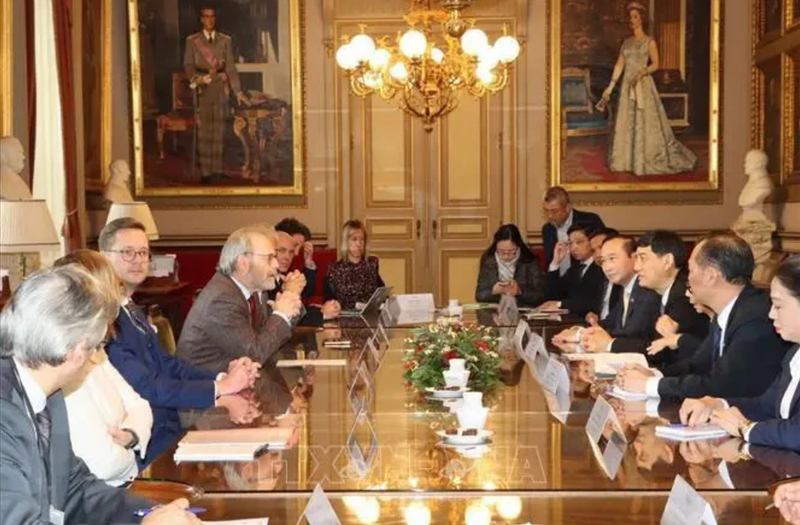 Nguyen Dac Vinh, président de la Commission de la culture et de l'éducation de l'AN, et président du Groupe des parlementaires d'amitié entre le Vietnam et le Parlement européen (PE) travaille avec le président de la Chambre des représentants belge, Peter De Roover. Photo : VNA.