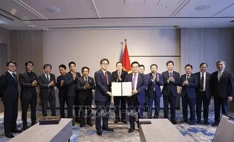 Le président de l'Assemblée nationale, Trân Thanh Mân, assiste à l'échange d'un protocole d'accord de coopération en matière de formation éducative entre l'Université d'Hiroshima (HU) et le groupe Sovico. Photo : VNA.