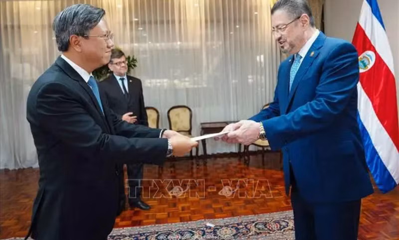 L'ambassadeur du Vietnam à Cuba, également au Costa Rica, Le Quang Long présente ses lettres de créances au président du Costa Rica, Rodrigo Chaves Robles. Photo : VNA.