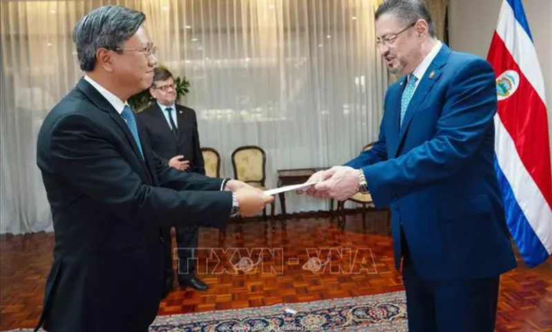 L'ambassadeur du Vietnam à Cuba, également au Costa Rica, Le Quang Long présente ses lettres de créances au président du Costa Rica, Rodrigo Chaves Robles. Photo : VNA.