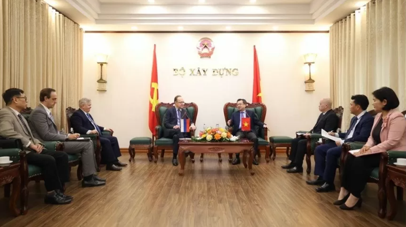 Le ministre de la Construction, Nguyen Thanh Nghi (à droite), et l’ambassadeur de Russie au Vietnam, Bezdetko Gennady Stepanovich. Photo: BXD