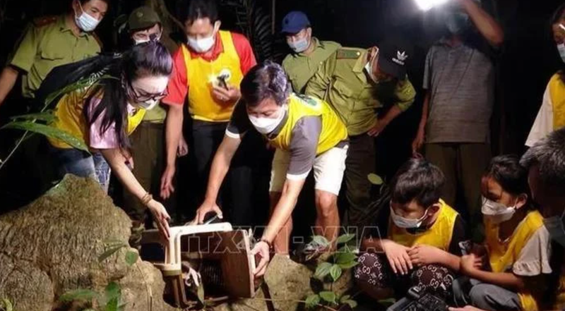 Des gens participent à une visite «Ramener les animaux à la maison» dans le parc national de Cuc Phuong, dans la province de Ninh Binh (au Nord du Vietnam). Photo : VNA.
