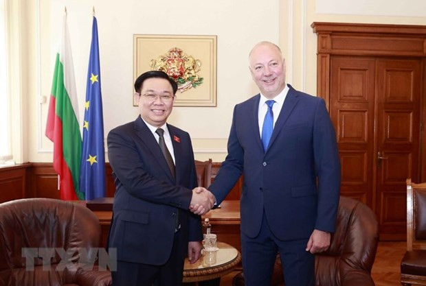 Le Président de l’Assemblée nationale du Vietnam, Vuong Dinh Huê (à gauche) et son homologue bulgare Rosen Dimitrov Jelyazkov, en Bulgarie, le 25 septembre 2023. Photo : VNA.