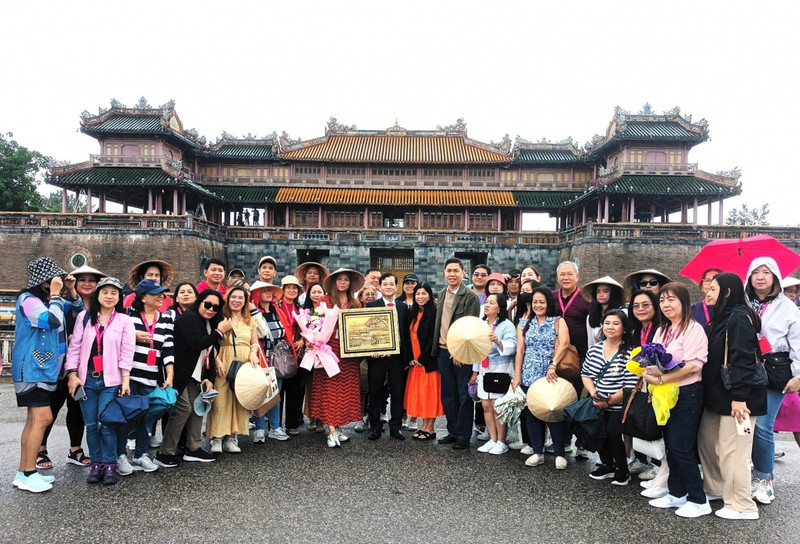 Une délégation Famtrip, composée de 63 membres représentant des agences de voyages philippines, est venue enquêter sur les destinations touristiques célèbres de la province de Thua Thien Hue. Photo: VOV