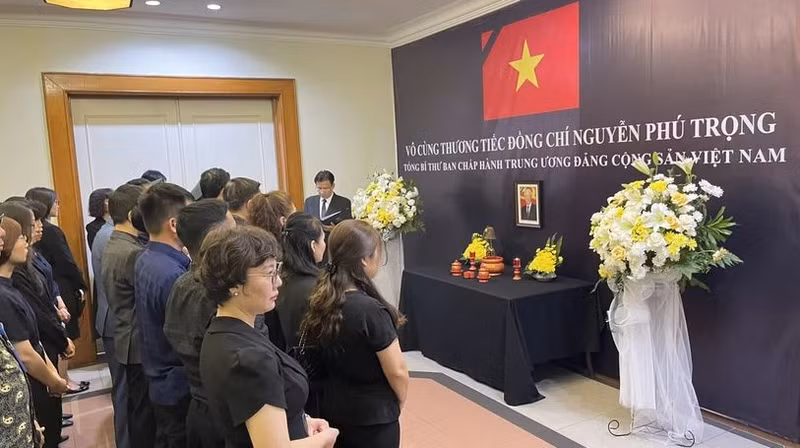 L'ambassade du Vietnam en Indonésie a ouvert le 25 juillet, un registre de condoléances et organisé une cérémonie funéraire du secrétaire général du Comité central du Parti communiste du Vietnam Nguyên Phu Trong. Photo : VNA.