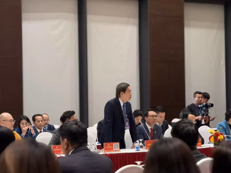 Le docteur Vo Toàn Trung, chef du service de rééducation neurologique à l'hôpital de Bullion, en France, a mis en avant l'importance de la science et de la technologie pour atteindre les objectifs de développement de la capitale. Photo : baoquocte.vn