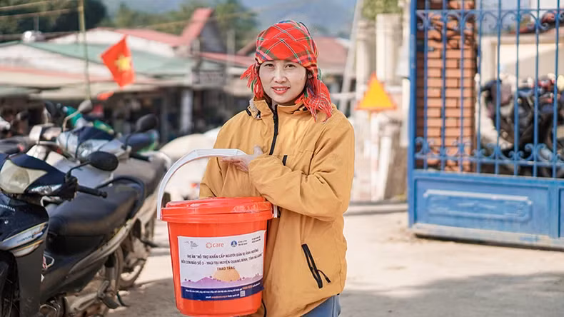 Le personnel du projet distribue de l'aide aux habitants de Cao Bang. Photo CARE