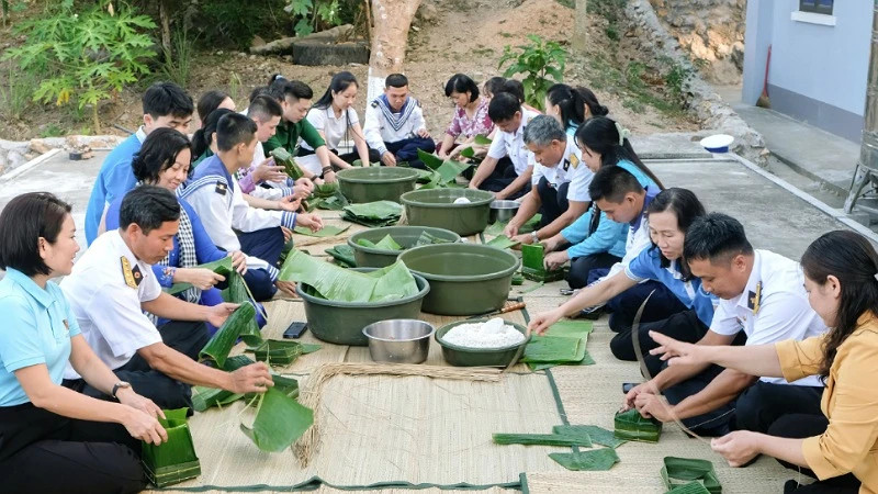  Des officiers, soldats, forces de sécurité et habitants de l'île de Nam Du préparent les "banh chung" (gâteau du riz gluant) pour célébrer Têt traditionnel. Photo: nhandan.vn