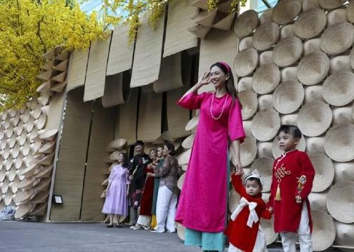 Durant les jours du Têt traditionnel, beaucoup de familles partent en voyage. Photo : tienphong.vn