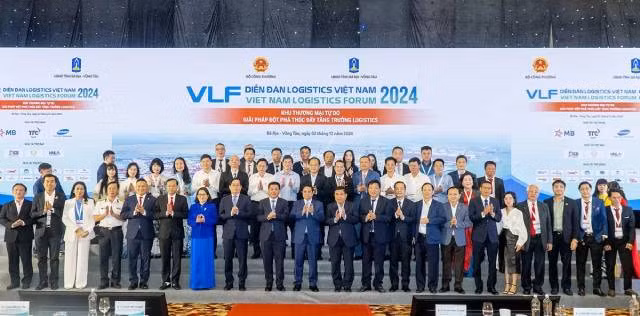  Le Premier ministre vietnamien Phạm Minh Chính et les délégués au Forum de la Logistique du Vietnam 2024. Photo : Portail d'information du Front de la Patrie de la province de Bà Ria-Vung Tàu.
