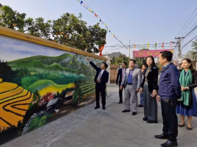 La route décorée de fresques colorées dans la commune de Thanh Xuân dans le district de Soc Son. Photo : hanoimoi.vn