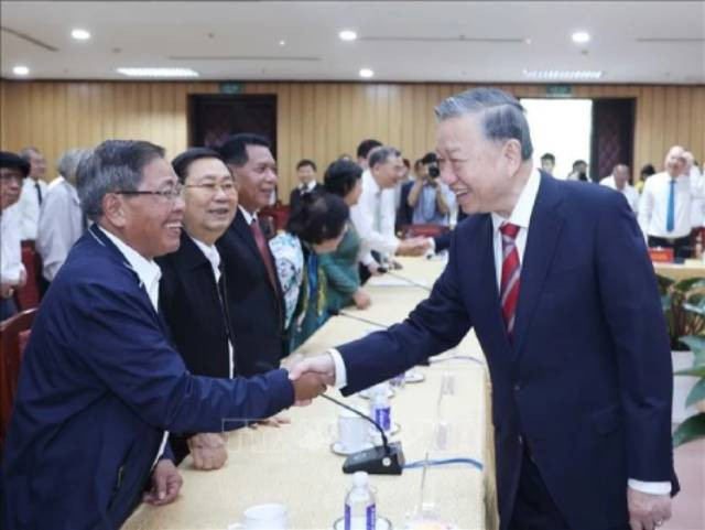 Le secrétaire général du Parti, Tô Lâm rencontre d’anciens hauts dirigeants du Parti et de l’État, ainsi que des intellectuels, des scientifiques, des artistes et des écrivains résidant dans le Sud. Photo : VNA.