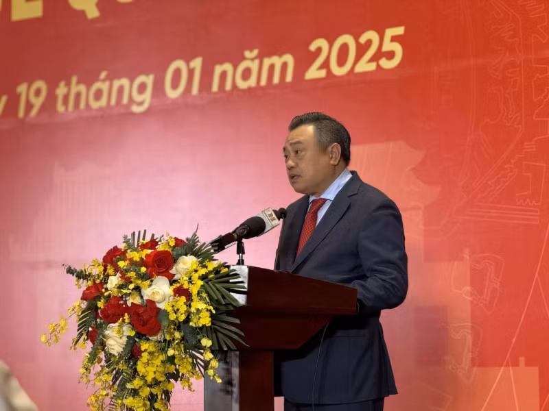 Le président du Comité populaire de Hanoï, Trân Sy Thanh,a salué les contributions de la communauté vietnamienne à l'étranger dans la construction et le développement d'une capitale intelligente et moderne. Photo : baoquocte.vn