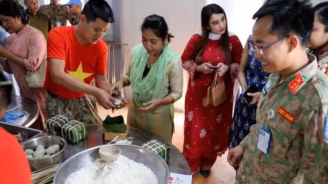 L’équipe de génie militaire du Vietnam en Afrique présente le Têt vietnamien ảnh 4 L’équipe de génie militaire du Vietnam en Afrique présente le Têt vietnamien ảnh 4