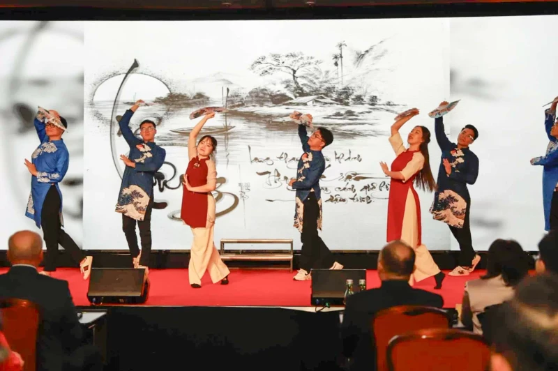 Une performance artistique de la communauté vietnamienne. Photo: baoquocte.vn