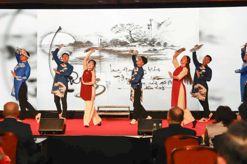 Une performance artistique de la communauté vietnamienne. Photo: baoquocte.vn