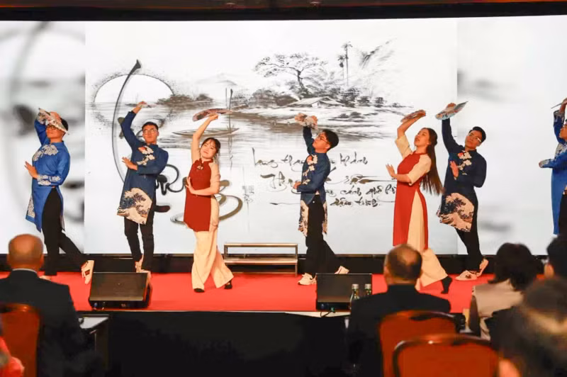 Une performance artistique de la communauté vietnamienne. Photo: baoquocte.vn