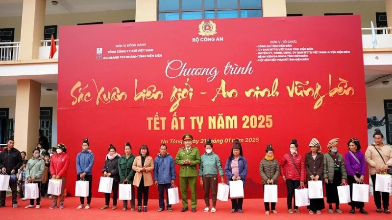 Le colonel Pham Truong Giang, directeur adjoint de la police provinciale de Diên Biên, a offert des cadeaux du Têt traditionnel aux familles du district de Diên Biên. Photo: nhandan.vn