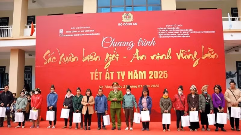 Le colonel Pham Truong Giang, directeur adjoint de la police provinciale de Diên Biên, a offert des cadeaux du Têt traditionnel aux familles du district de Diên Biên. Photo: nhandan.vn
