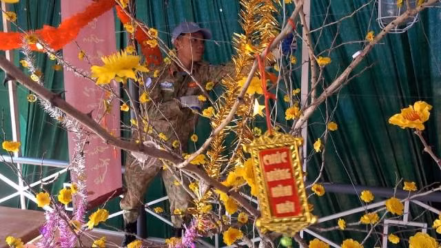 Décoration d’une branche d'abricotier pour célébrer le Têt vietnamien en Afrique. Photo : Équipe de génie militaire du Vietnamn°3. Décoration d’une branche d'abricotier pour célébrer le Têt vietnamien en Afrique. Photo : Équipe de génie militaire du Vietnamn°3.