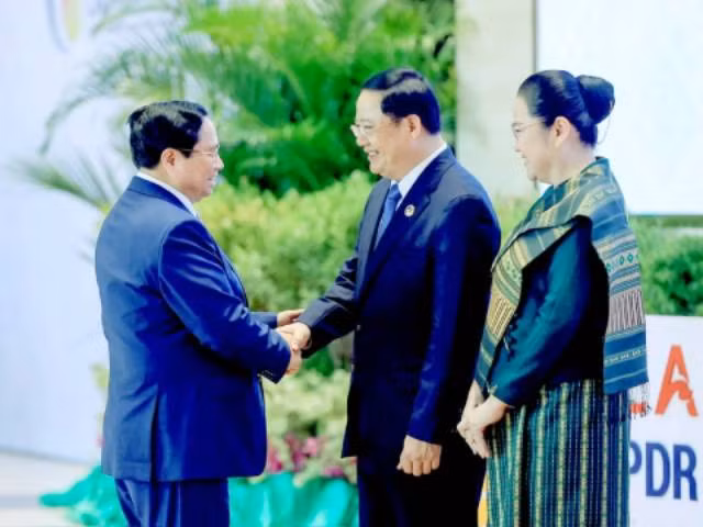 Le Premier ministre du Laos et son épouse ont accueilli le Premier ministre Pham Minh Chinh (à gauche) dans le hall du Centre national des conférences pour assister à la séance d'ouverture du sommet de l'ASEAN en octobre 2024. Photo : VGP.