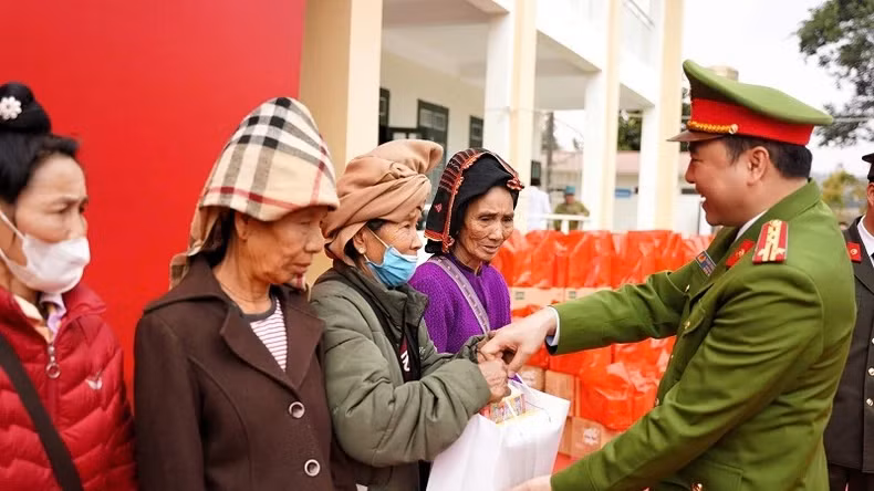 Le colonel Pham Truong Giang, directeur adjoint de la police provinciale de Diên Biên, a offert des cadeaux aux familles pauvres de la commune de Na Tông. Photo: nhandan.vn Le colonel Pham Truong Giang, directeur adjoint de la police provinciale de Diên Biên, a offert des cadeaux aux familles pauvres de la commune de Na Tông. Photo: nhandan.vn