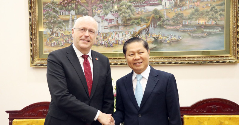 Le vice-ministre du Travail, des Invalides et des Affaires sociales, Lê Tan Dung (à droite), et l'ambassadeur de Finlande au Vietnam, Keijo Norvanto. Photo : molisa.gov.vn