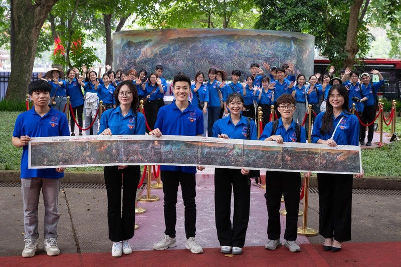 Des jeunes, membres de l’Union de la jeunesse de l’Institut de la Technique des Postes et Télécommunications. Photo : nhandan.vn