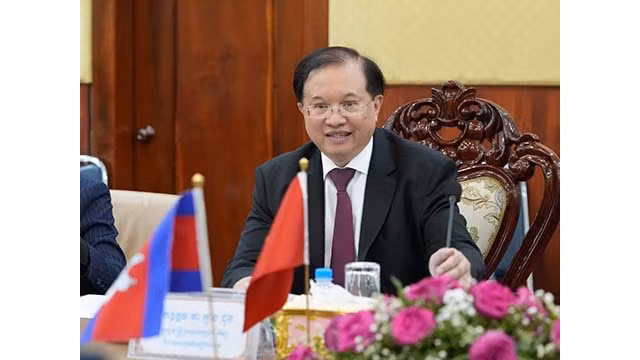Le vice-ministre de la Culture, des Sports et du Tourisme, Ta Quang Dông, souhaite que le Vietnam et la province de Banteay Meanchey puissent coopérer dans les domaines de l'industrie culturelle et des ressources humaines pour servir le développement culturel et artistique . Photo: baovanhoa.vn
