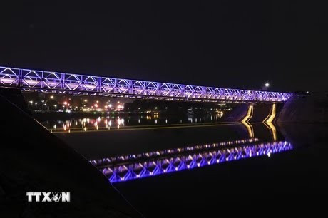 Le système d’éclairage du pont Muong Thanh. Photo: Le Service de l'Information et de la Communication de la province de Diên Biên. Photo: VNA.