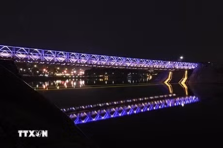 Le système d’éclairage du pont Muong Thanh. Photo: Le Service de l'Information et de la Communication de la province de Diên Biên. Photo: VNA.