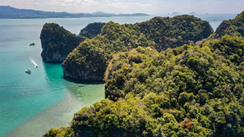De nombreux touristes choisissent désormais le téléphérique pour découvrir Cat Bà. La beauté de Cat Bà vue depuis la cabine du téléphérique. Photo : nhandan.vn