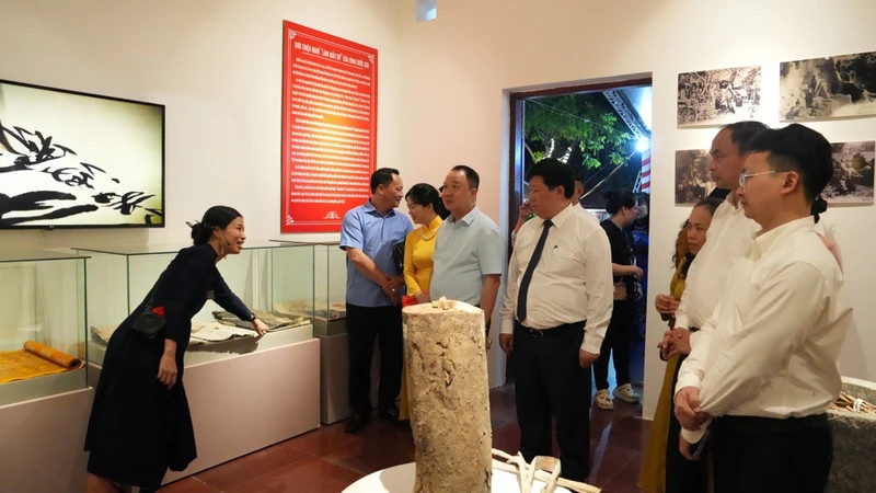 Les visiteurs lors de l'inauguration. Photo : nhandan.vn