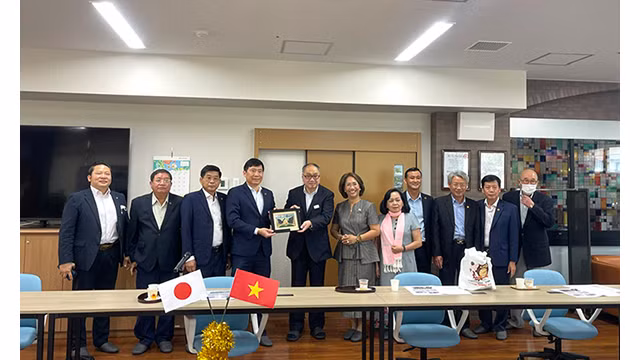 Le président du Comité populaire provincial, Pham Thiên Nghia offre un cadeau de souvenir au représentant de la compagnie de bien-être social Aichi-Jikei Kai. Photo : baodongthap.vn