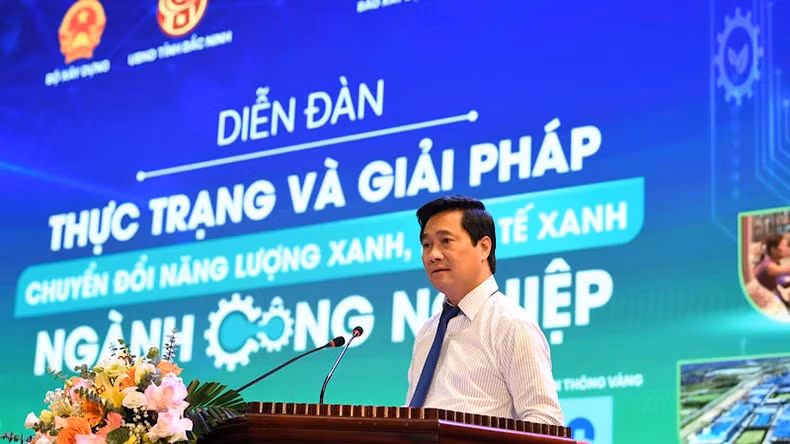 Le vice-ministre de la Construction, Nguyên Tuong Van, s'exprime lors du forum sur des solutions pour la transformation de l'énergie verte, de l’économie verte dans l'industrie. Photo : Nhandan.vn