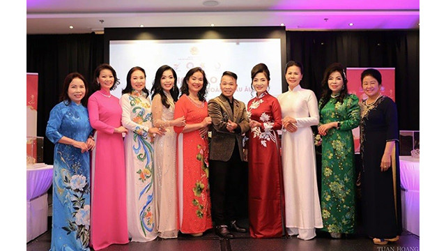 Le président de l'Association culturelle et artistique du Vietnam en République tchèque, Pham Gia Hâu et les candidates participant au 3e concours Miss Ao Dai en Europe de 2024. Photo : Association culturelle et artistique en République tchèque. 