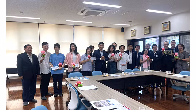 Le président du Comité populaire provincial, Pham Thiên Nghia offre des cadeaux de souvenir aux stagiaires de Dông Thap travaillant dans la maison de retraite de la compagnie de bien-être social Aichi-Jikei Kai. Photo : baodongthap.vn