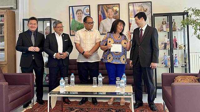 Remise des dons collectés à la foire de l'ASEAN Bazaar 2024. Photo : baoquocte.vn