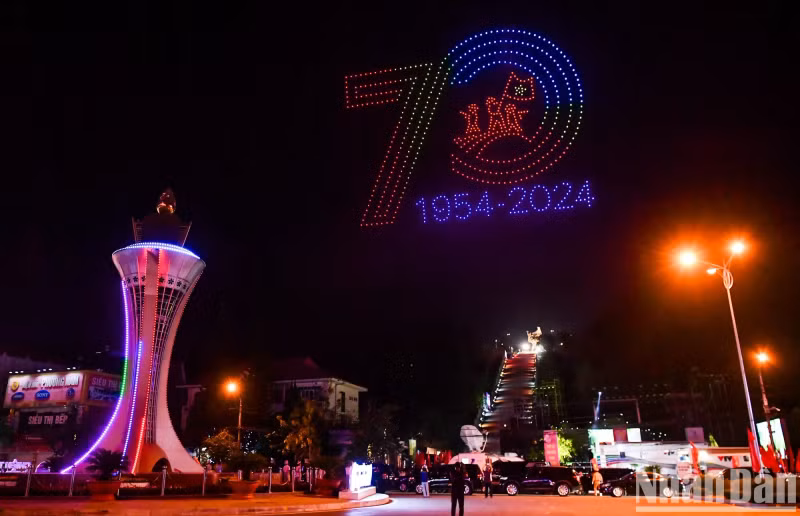 Au site télévisé de Diên Biên, le public a assisté à une performance de drones. Les symboles typiques de Diên Biên Phu sont recréés tour à tour sur le ciel nocturne de la ville de Diên Biên Phu. Photo : nhandan.vn