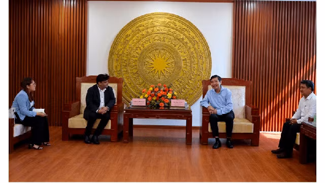 La séance de travail entre le président du Comité populaire provincial de Phu Yên et le groupe Kanoria. Photo: baodautu.vn 