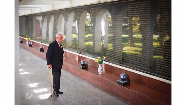 Lors de sa visite au Vietnam en 2018, le vétéran français Jacques Allaire, se tient devant une stèle en pierre commémorant les héros morts vietnamiens lors de la campagne de Diên Biên Phu. Photo : baoquocte.vn
