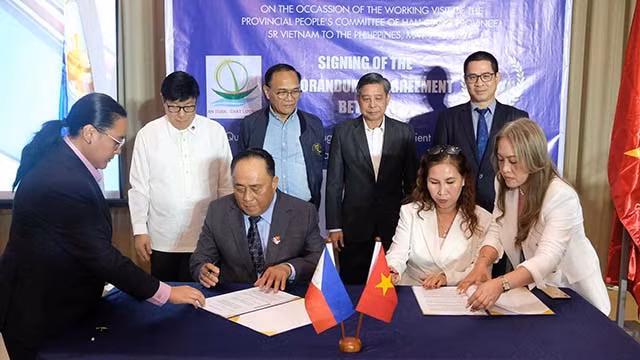 Les délégués lors de la cérémonie de signature de mémorandum de coopération. Photo: baoquocte.vn
